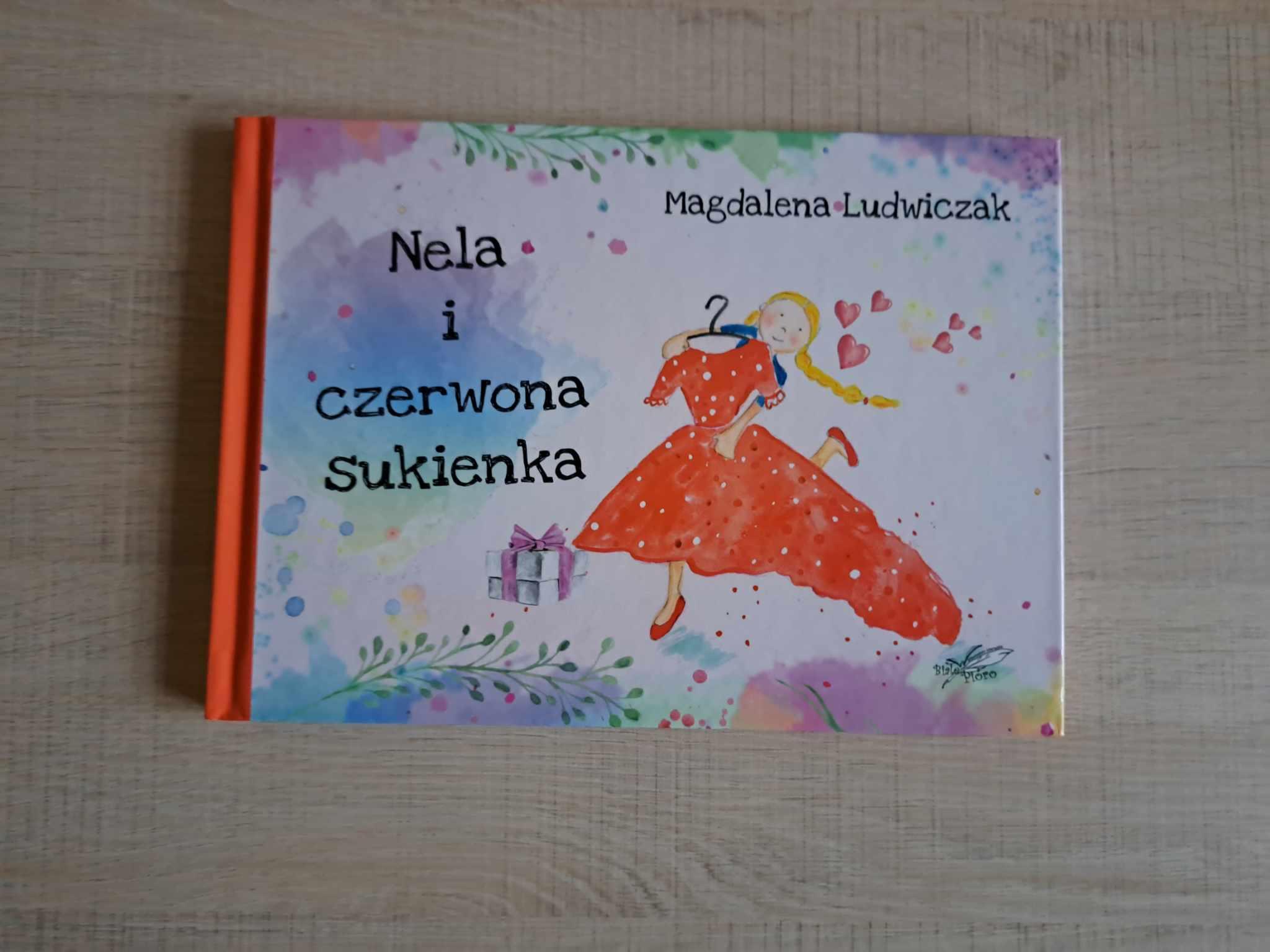Sukienka w białe groszki