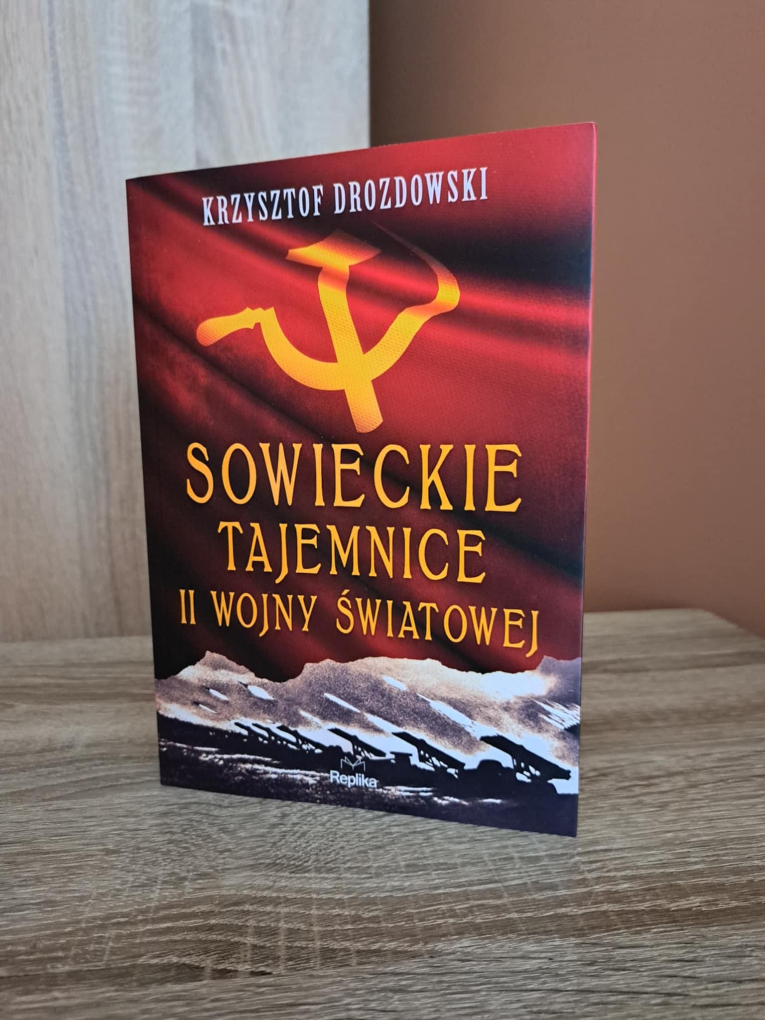 Krzyszof Drozdowski stoi na straży pamięci